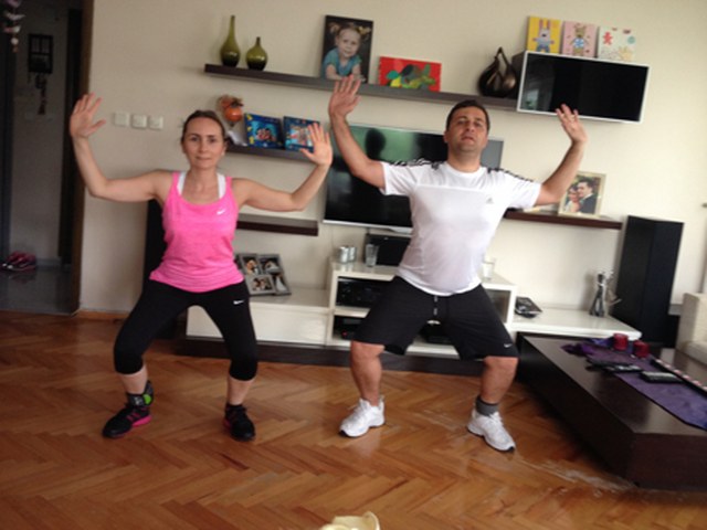 Eşli iç bacak egzersizi (couple inner squat)