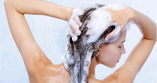 Saç rengini korumak için saçınızı gün aşırı yıkayın