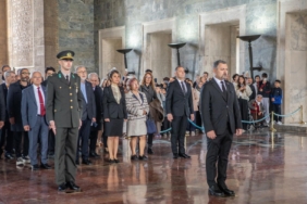Muayenehane Hekimleri 1 Ekim Dolayısıyla Anıtkabir Ziyaretinde Bir Araya Geldi