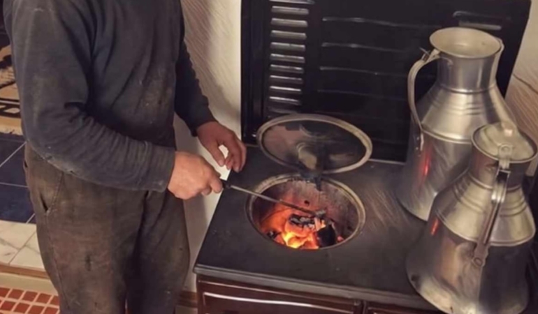 Polonya'da Sobada Odun Yerine Çörek Yakılan Deney Isınma Maliyetlerini Gündeme Taşıdı
